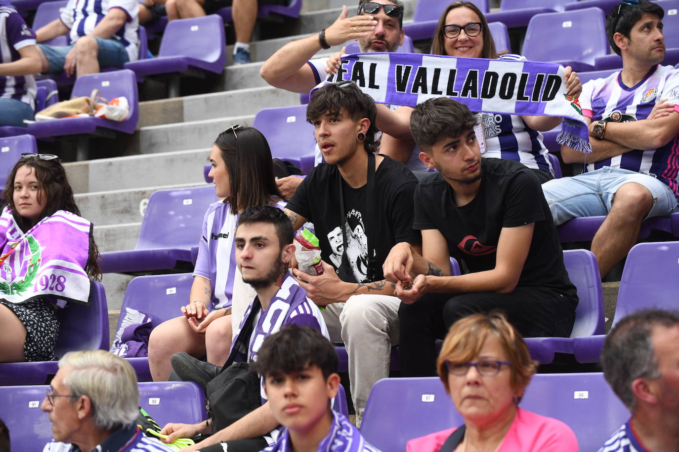 Fotos: Real Valladolid-Huesca. Búscate en la grada (1/8)