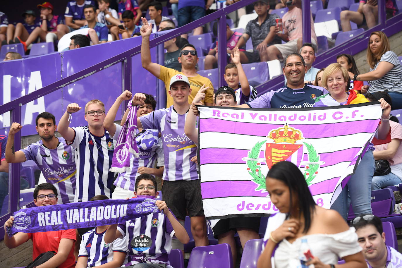 Fotos: Real Valladolid-Huesca. Búscate en la grada (1/8)