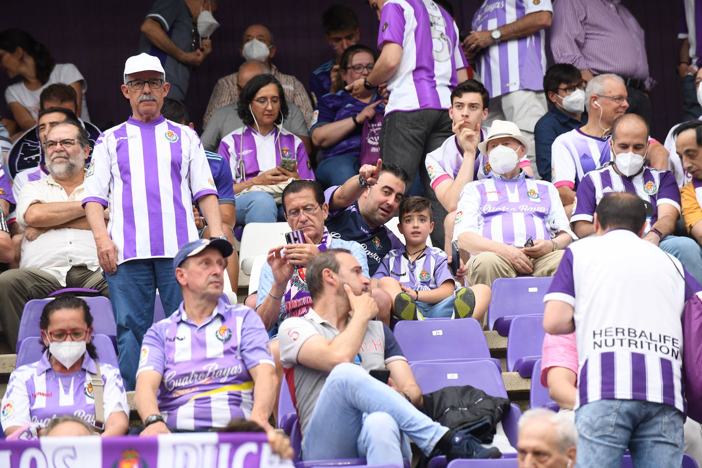 Fotos: Real Valladolid-Huesca. Búscate en la grada (1/8)