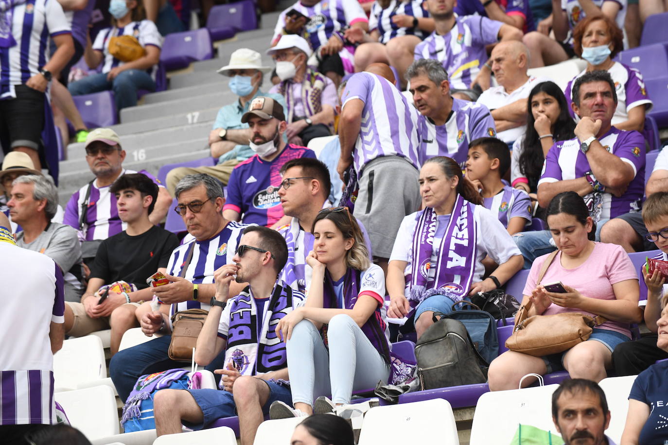 Fotos: Real Valladolid-Huesca. Búscate en la grada (3/8)