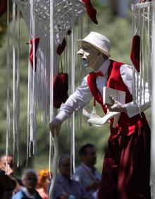 Imagen secundaria 2 - Tres imágenes de 'Passagem', premio al mejor espectáculo del TAC. 