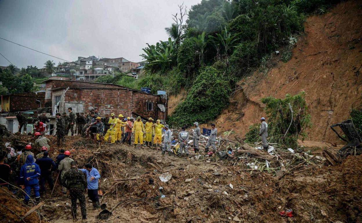 Soldados, bomberos y vecinos de la zona buscan posibles víctimas entre los escombros de la comunidad de Jardim Monte Verde, en Recife (Brasil).