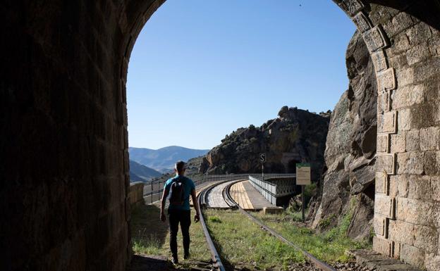 Imagen de la ruta del camino de Hierro desde uno de los túneles.