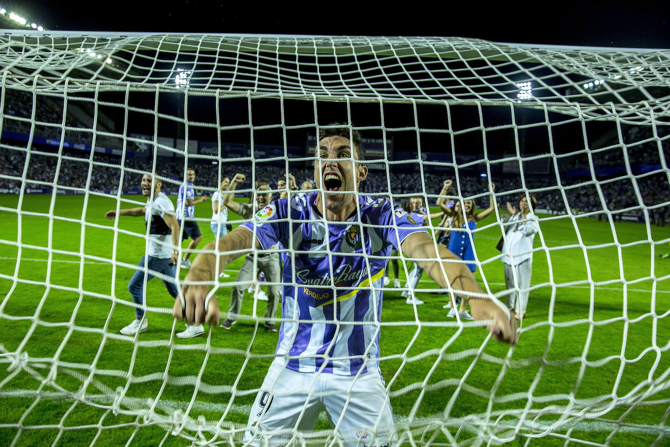 Jaime Mata celebra con euforia el ascenso del Real Valladolid a Primera tras derrotar al Numancia en la final del 'play off'.