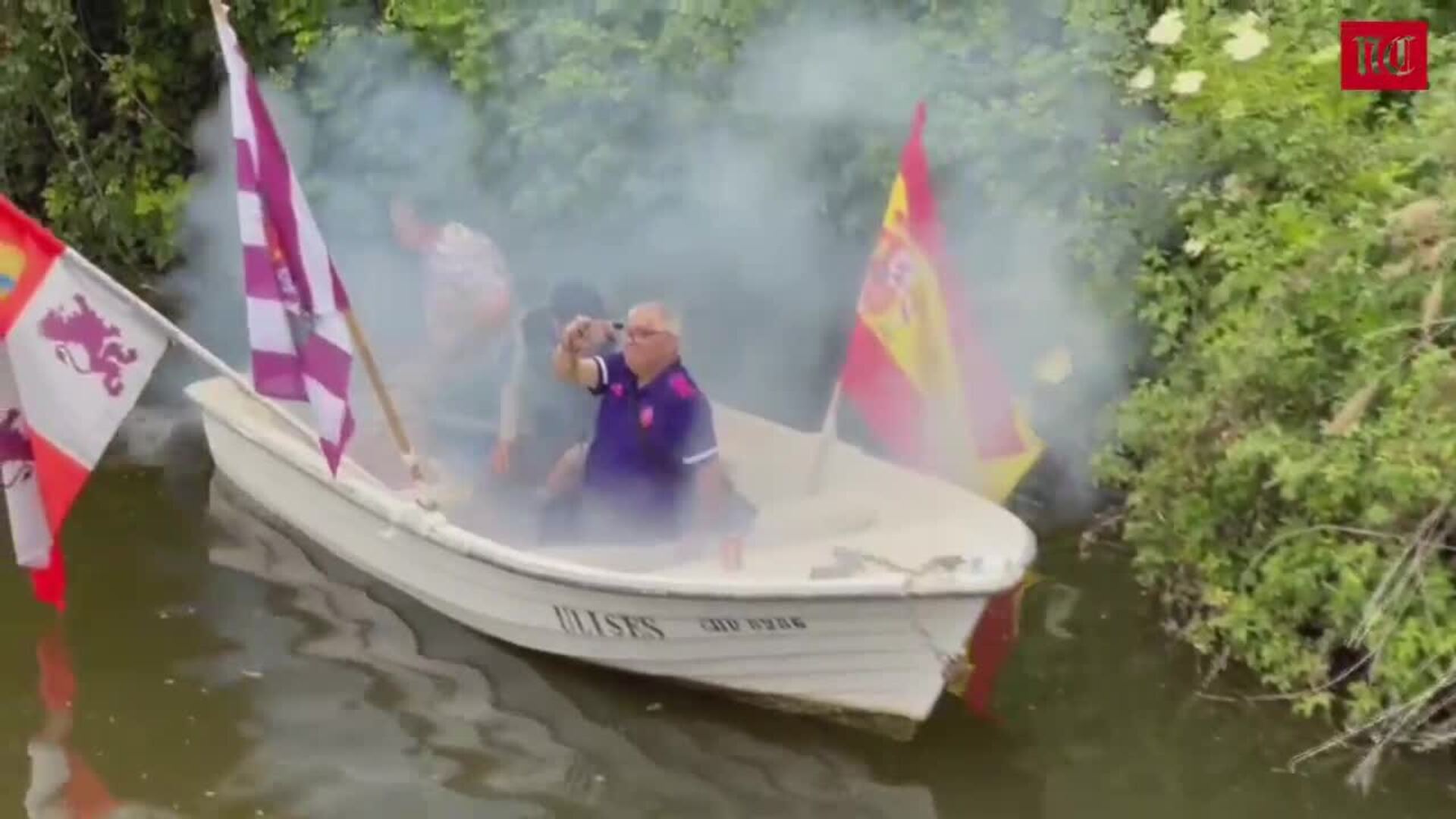 Un cohete explota junto a una barca en la celebración del ascenso del Real Valladolid