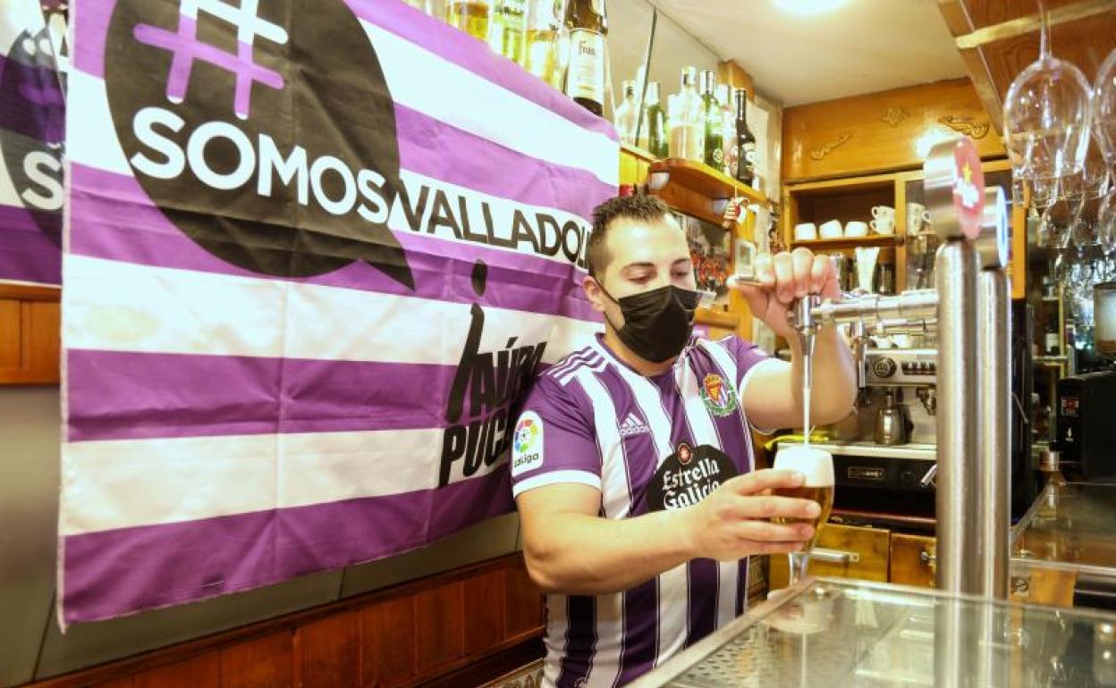 Muchos hosteleros fueron a trabajar vestidos con la camiseta blanquivioleta, como sucedió en el bar Justo, en la Rondilla. 