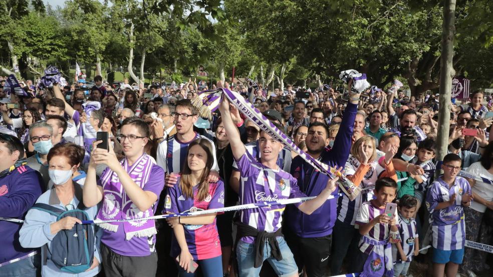 Valladolid se tiñe de blanco y violeta para festejar el ascenso del Pucela (2/2)