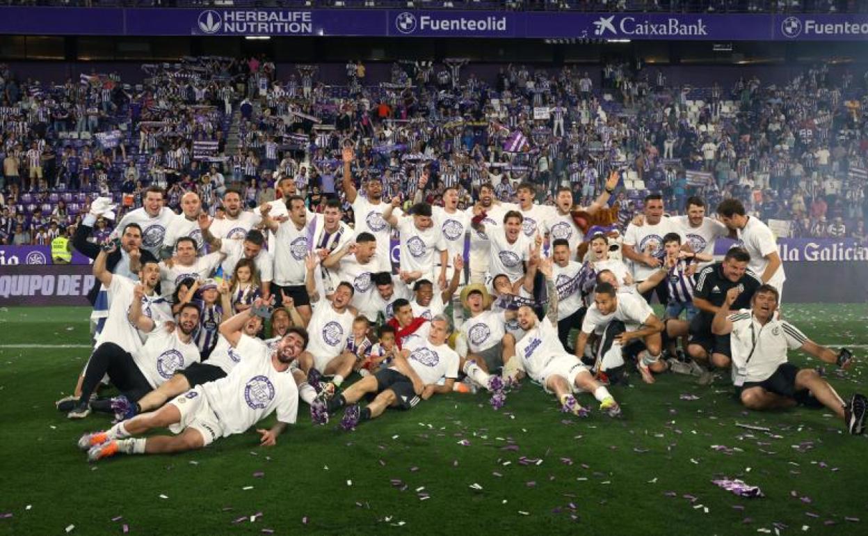 Así festejó el ascenso sobre el césped la plantilla 