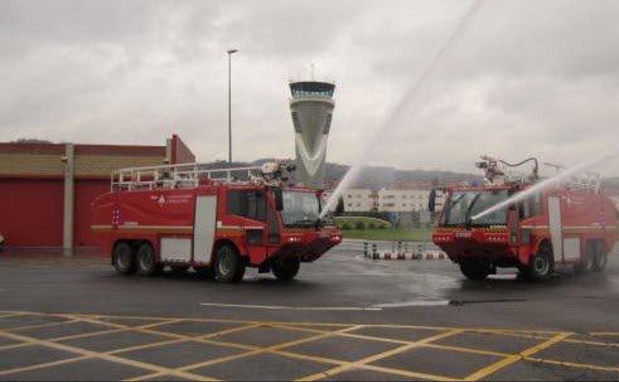 Dos camiones de Bomberos de Loiu durante un simuladro en el aeropuerto 