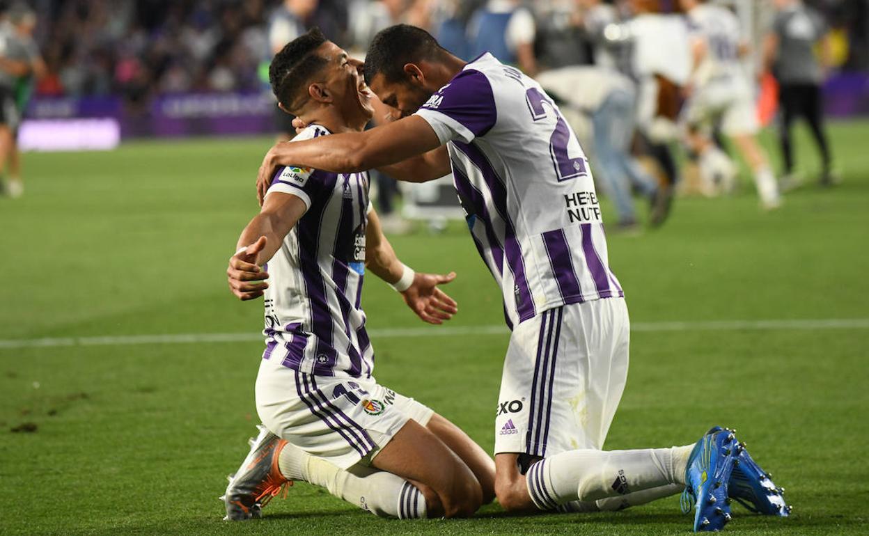 Joaquín y El Yamiq celebran el ascenso a pie de campo. 