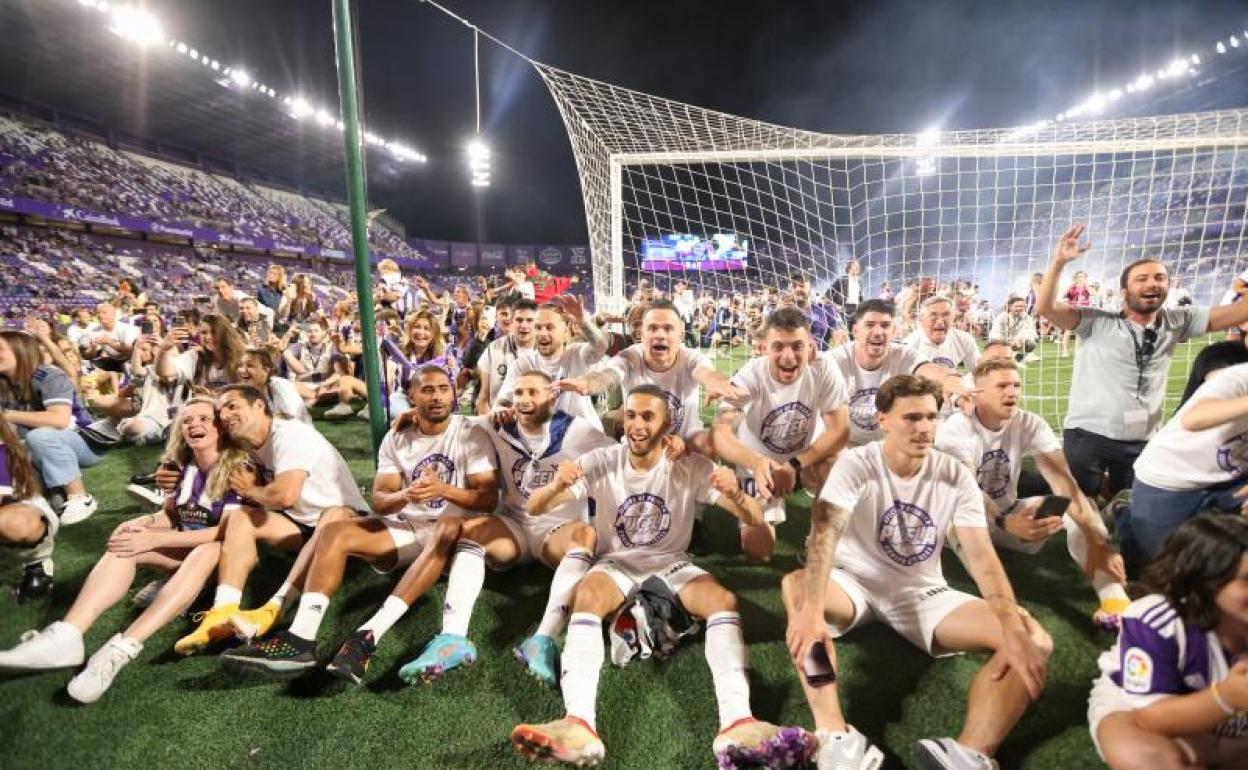 Los jugadores con la camiseta del ascenso homenajean a los aficionados. 