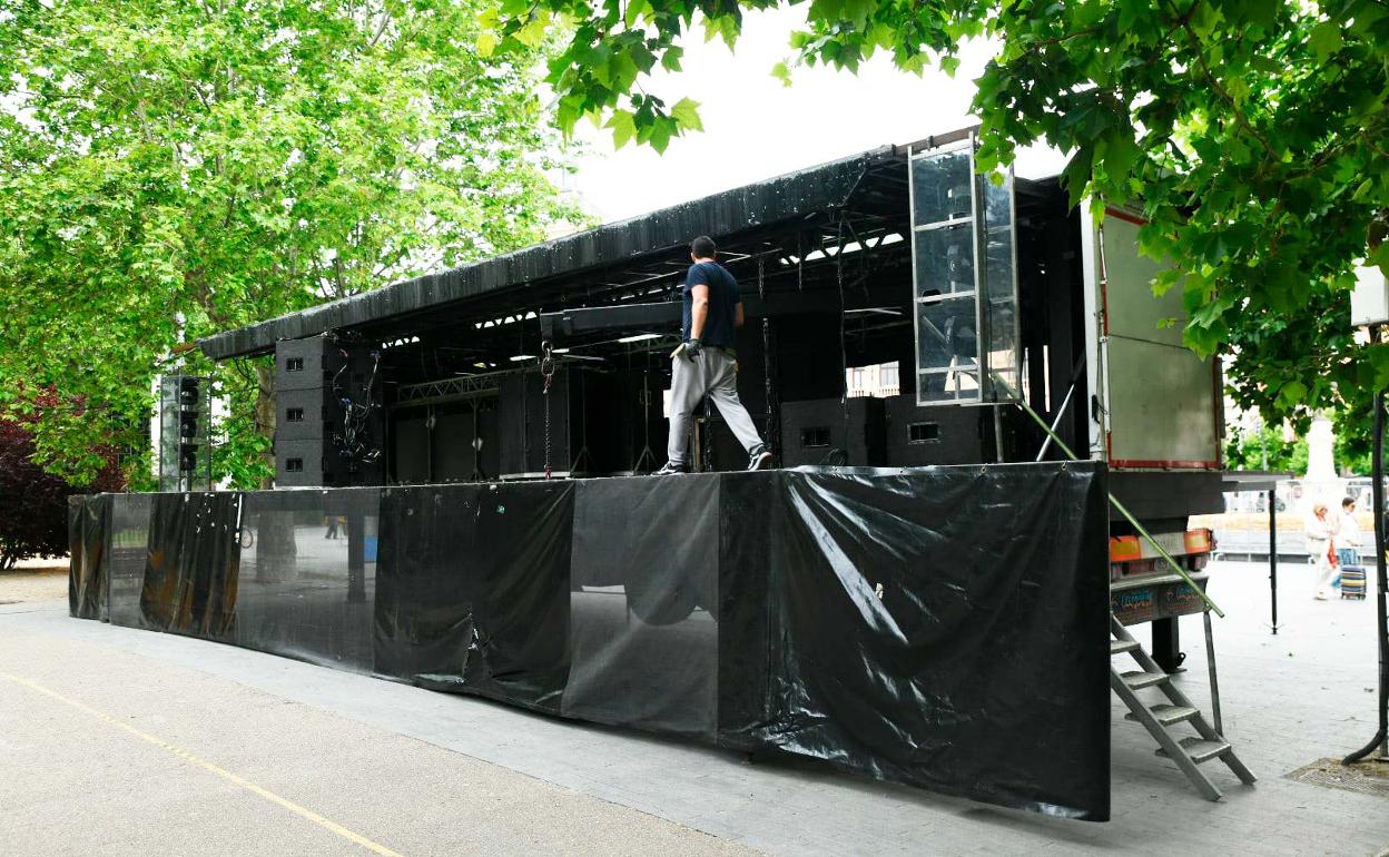 Montaje del escenario en el paseo de la Acera de Recoletos. 