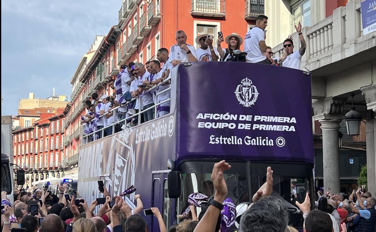 El autobús del Real Valladolid recorre la Plaza Mayor, uno de los puntos de la ruta. 