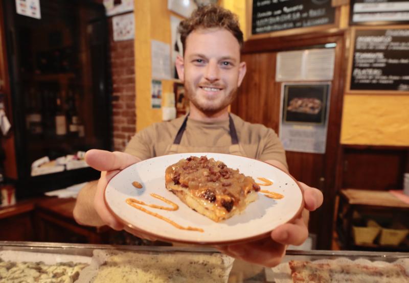 Jorge Ordax con el pincho 'Tostada castellana' del bar La Cárcava. 