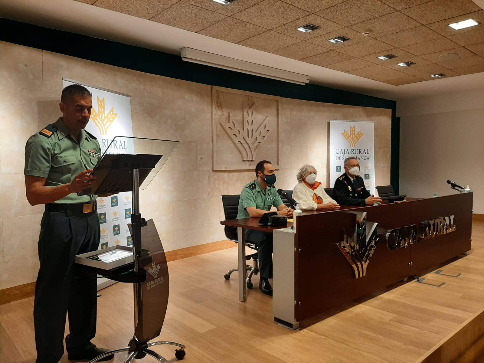 Representantes de las empresas de seguridad reciben el reconocimiento de las Fuerzas y Cuerpos de Seguridad del Estado.