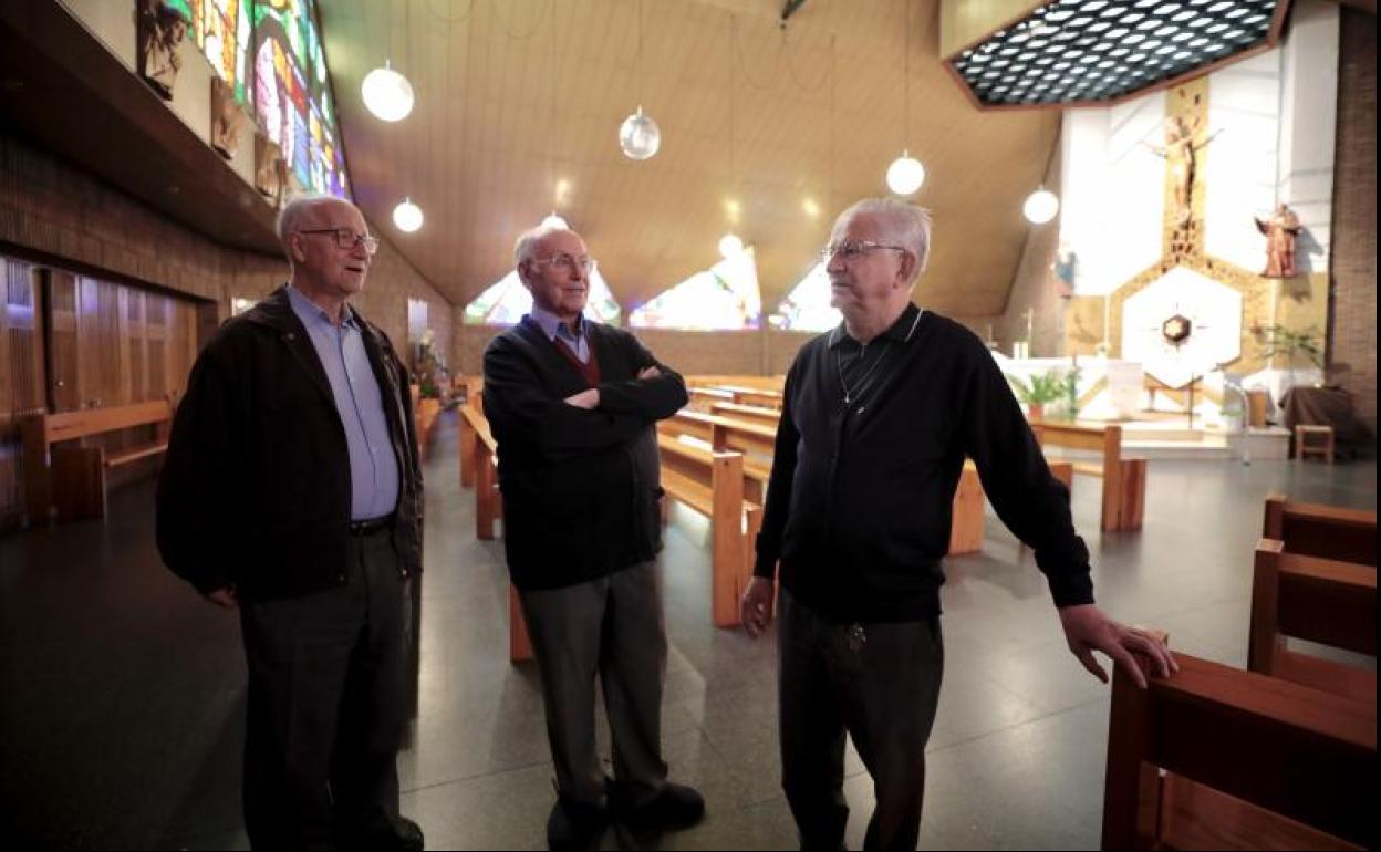 Los padres claretianos Francisco, Ángel y Eugenio, en la iglesia del Inmaculado Corazón de María. 