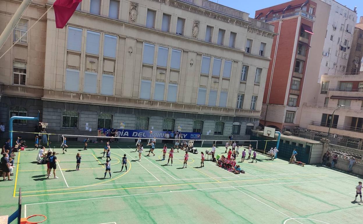 Aspecto del patio del Lourdes durante el Día del Minivoley