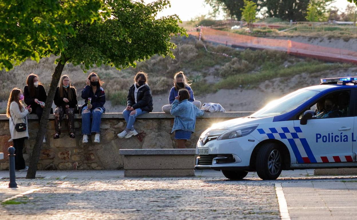Jóvenes en Salamanca, en mayo de 2021, en una ronda policial para controlar botellones. 