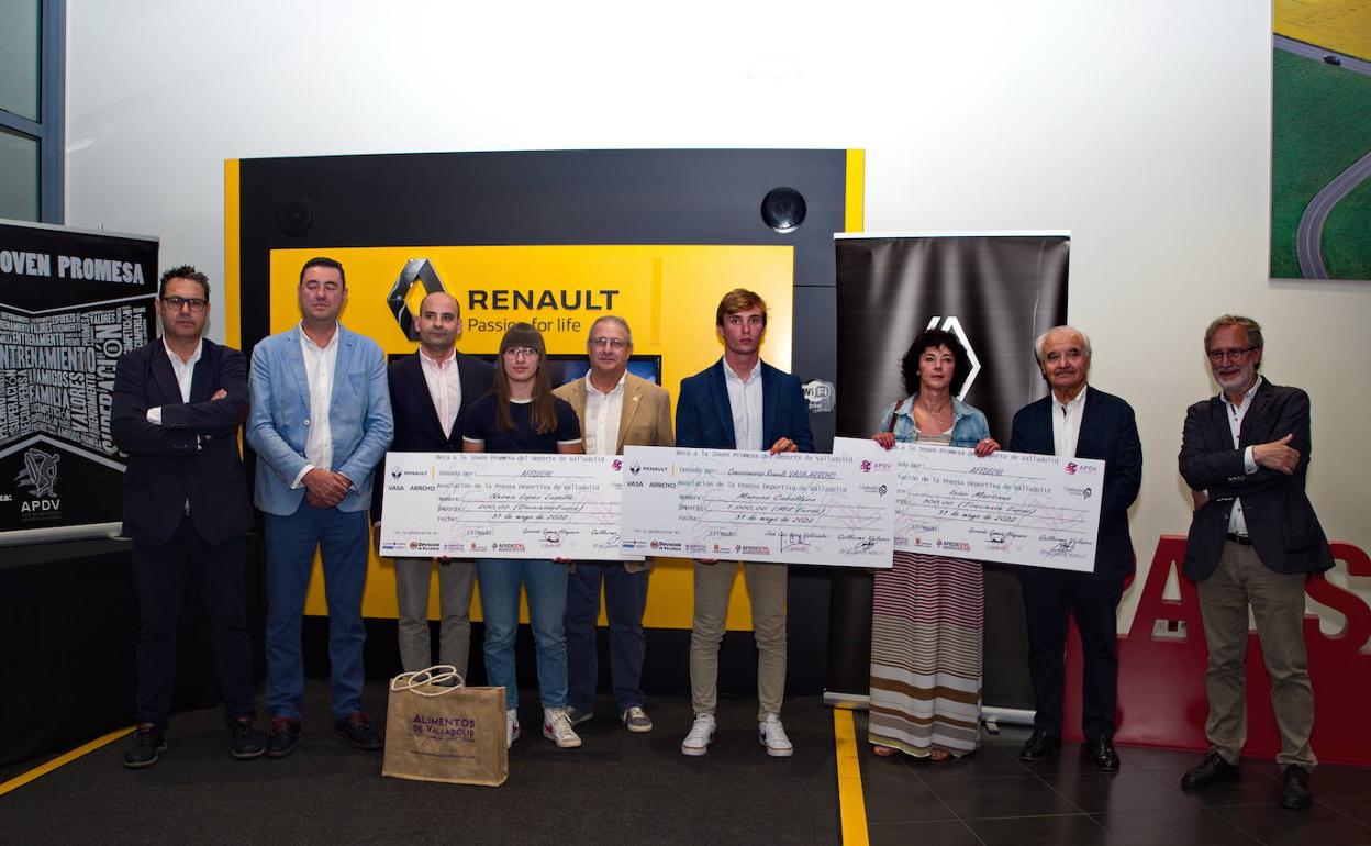 Foto de familia de los premiados junto a las autoridades 