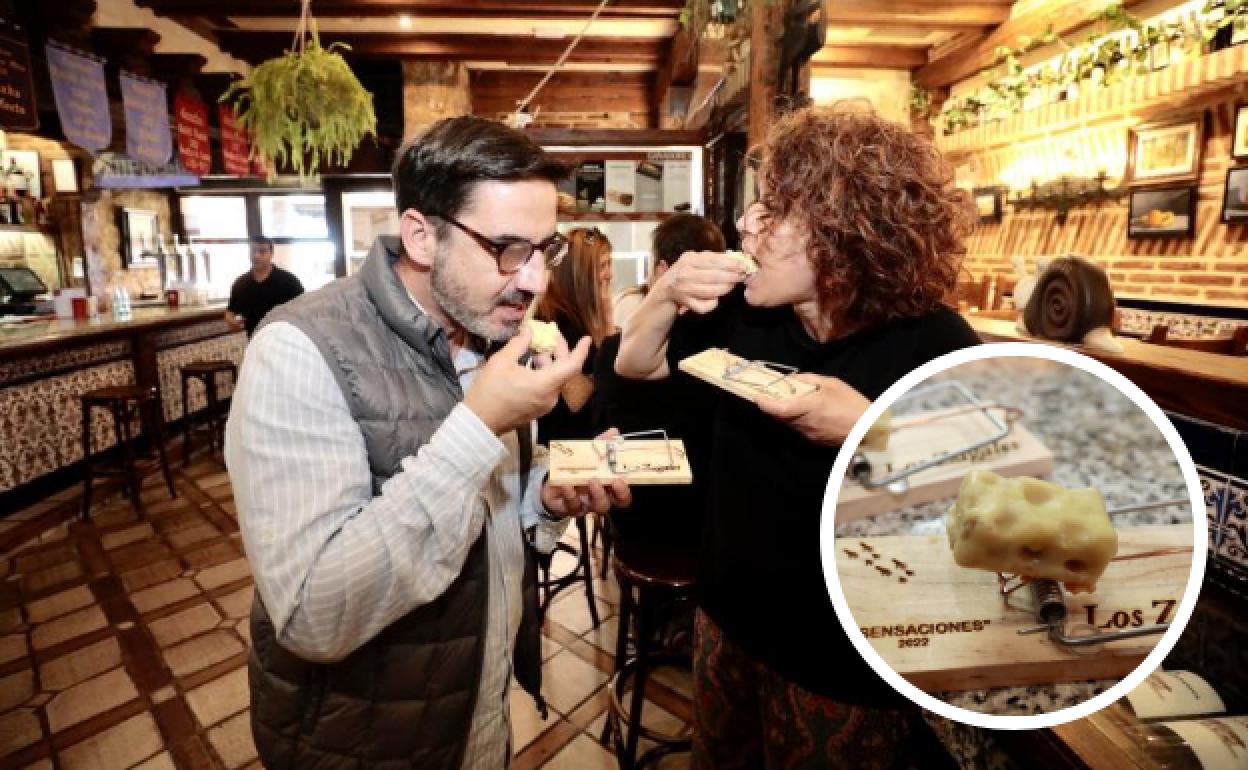 Una pareja degusta el pincho de Los Zagales de la Abadía 'Sensaciones'.