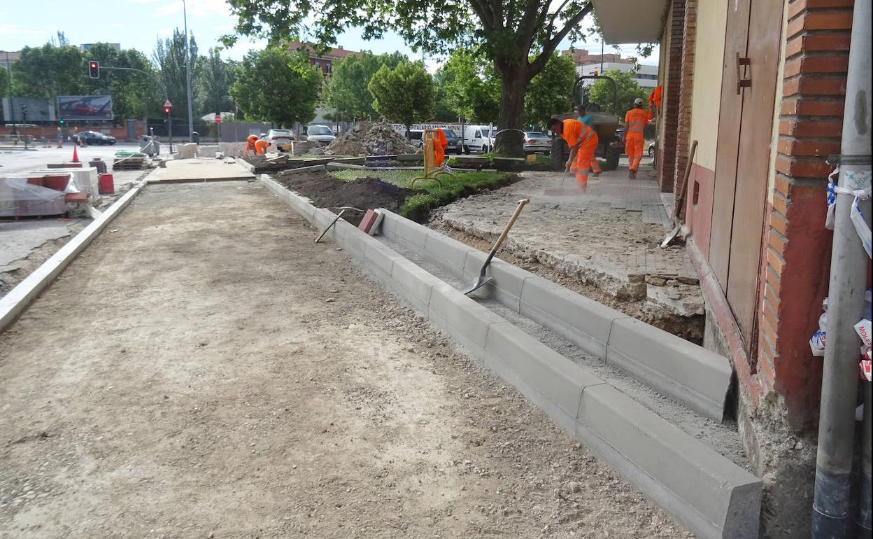 Los operarios trabajan el adoquinado de la entrada al número 10 de la calle Benito Menni. 