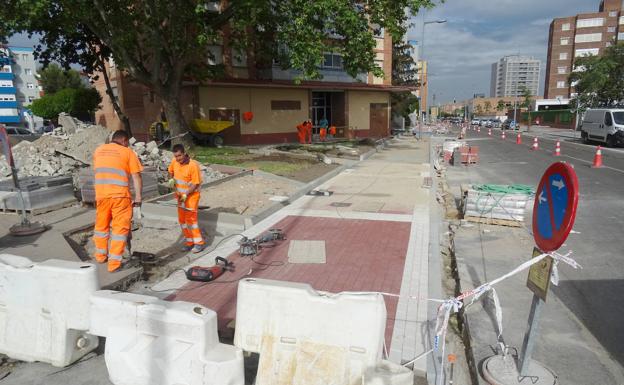 Adoquinado de la acera cerca del cruce con el paseo de Juan Carlos I. 