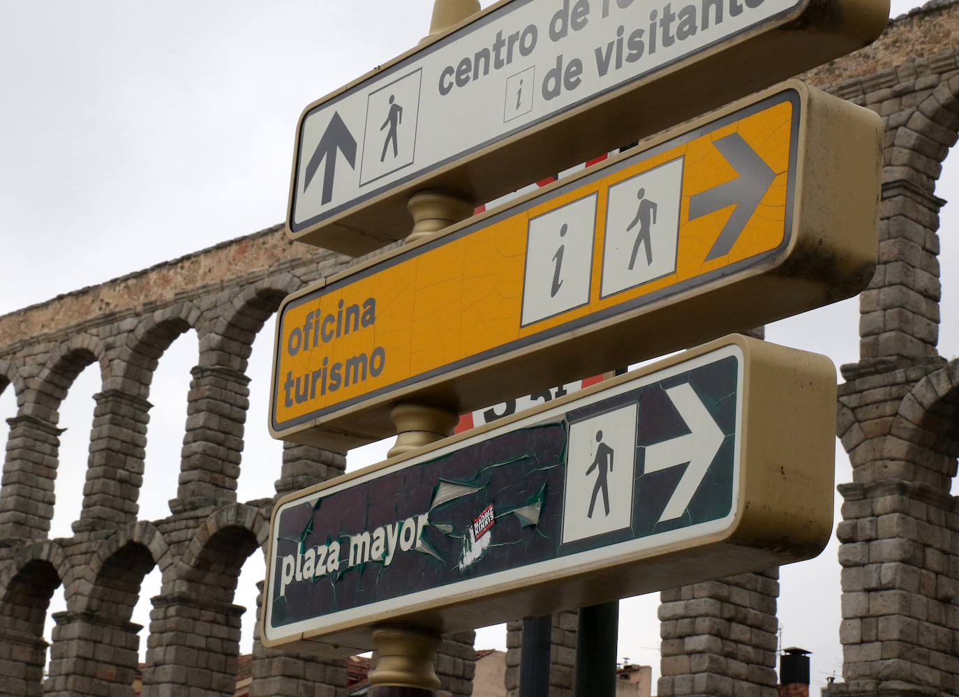 Poste informativo situado en la plaza de Artillería, a escasos metros del Acueducto.