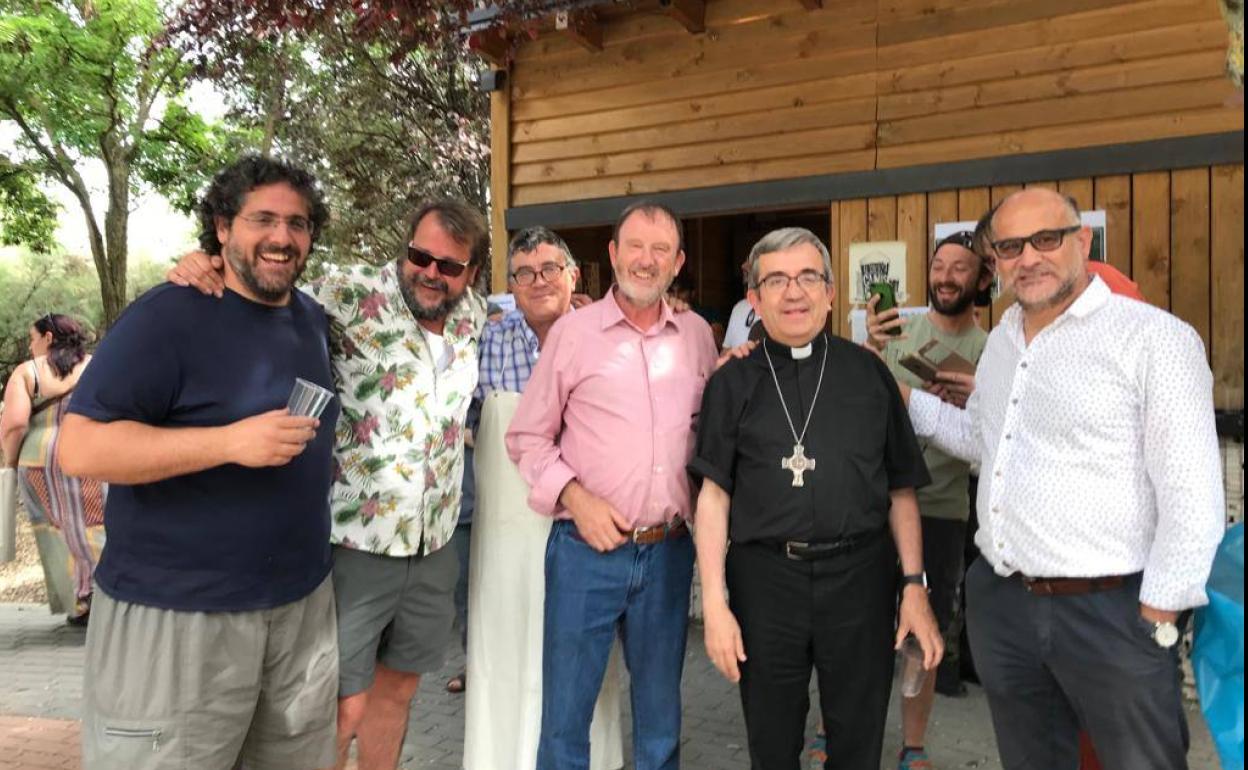 Antonio Verdugo, párroco de Santo Toribio, en el centro junto a Luis Argüello, obispo auxiliar, y Carlos San Segundo, segundo por la izquierda, junto con otros organizadores en la Fiesta Campestre de 2019. 