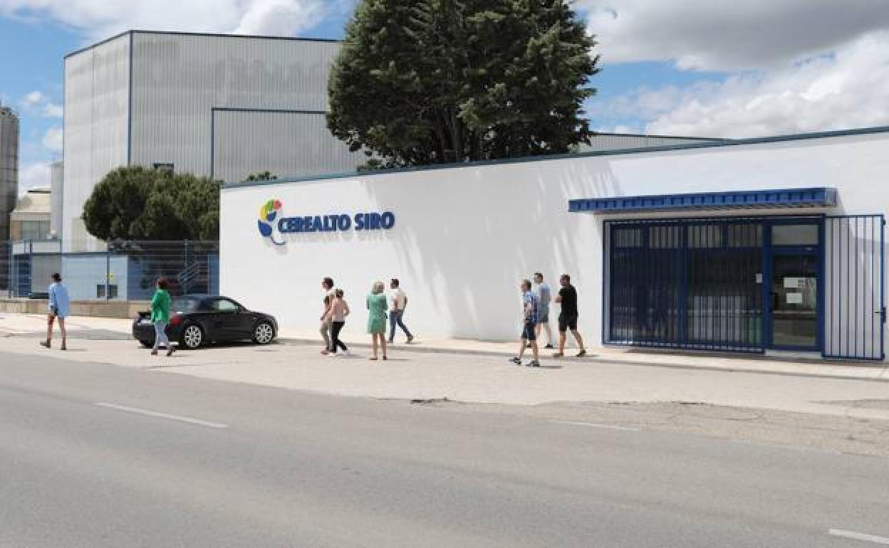 Acceso a las instalaciones de Cerealto Siro en Venta de Baños.