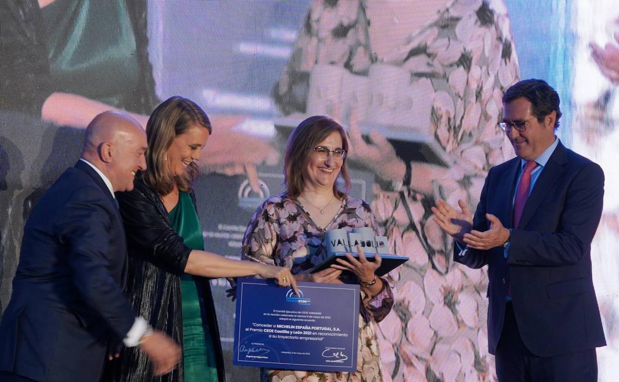 Ángela de Miguel entrega el diploma a María de la Paz Robina en presencia de Jesús Julio Carnero y Antonio Garamendi.