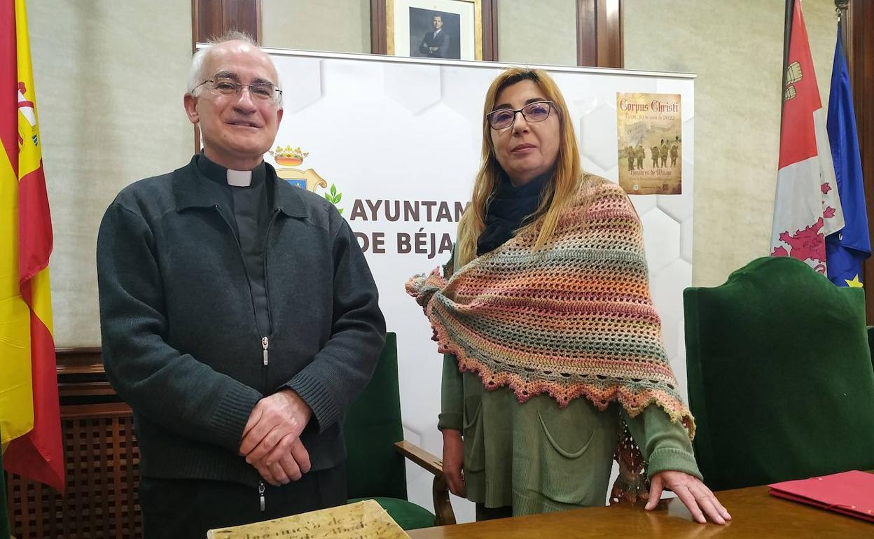 La concejala de Cultura, Ana V. Peralejo, y el párroco Félix Pérez. 