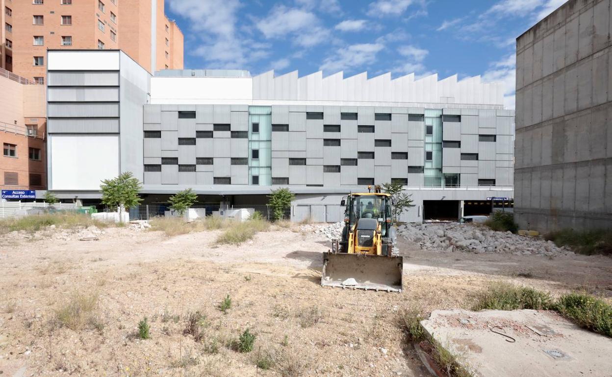 Solar junto al edificio del Clínico donde se trabaja en la prospección arqueológica preceptiva. 