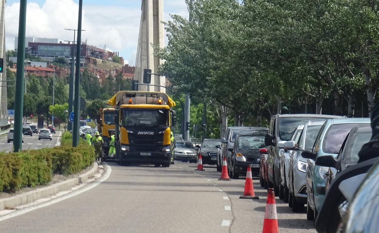 Retenciones en la avenida de Zamora, a la altura del puente de Hispanoamérica, en sentido a Vallsur. 