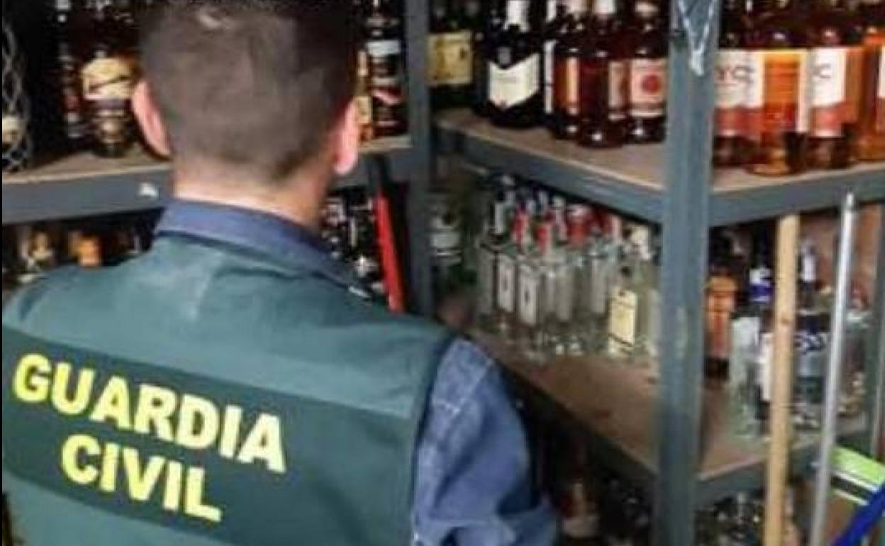 Bebidas recuperadas por los agentes a los sospechosos del robo en Simancas. 