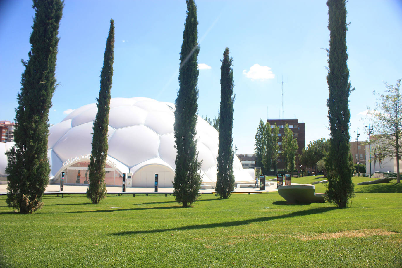 Zona verde en la plaza del Milenio en Valladolid.