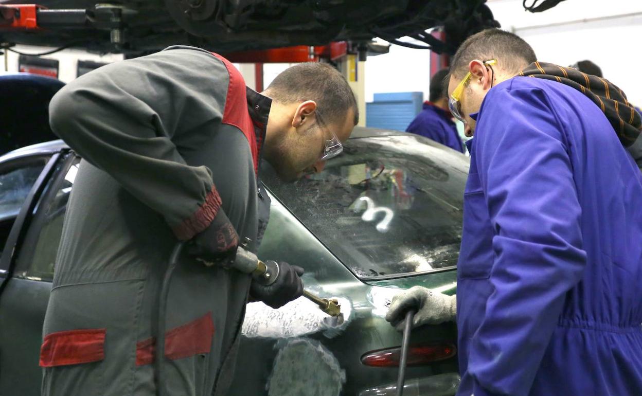 Dos alumnos de la rama de automoción.