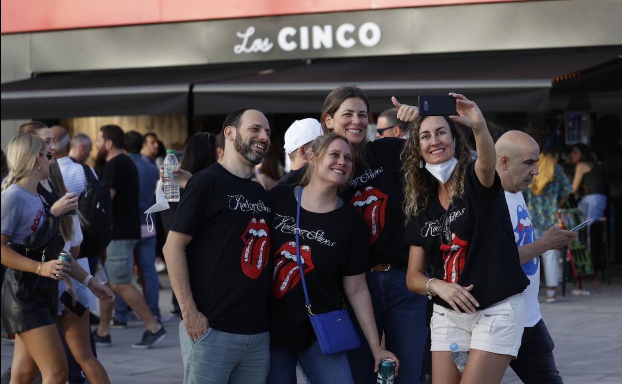 Seguidores de The Rolling Stones se congregan en los aledaños del Wanda Metropolitano para asistir al concierto de este miércoles.