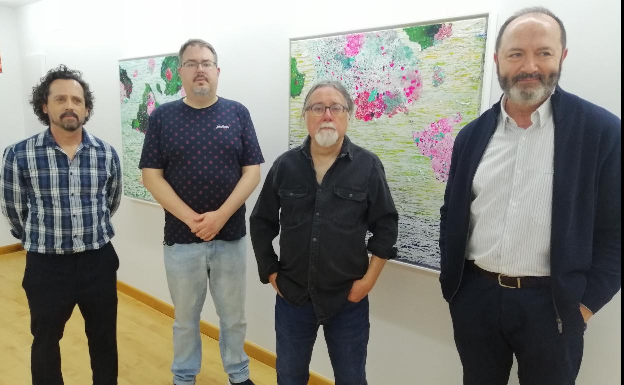 Desde la izquierda, Antonio Navarro, Fernando Palacios, Luis Nieto y Chema Herreros, delante de la obra del segundo. 