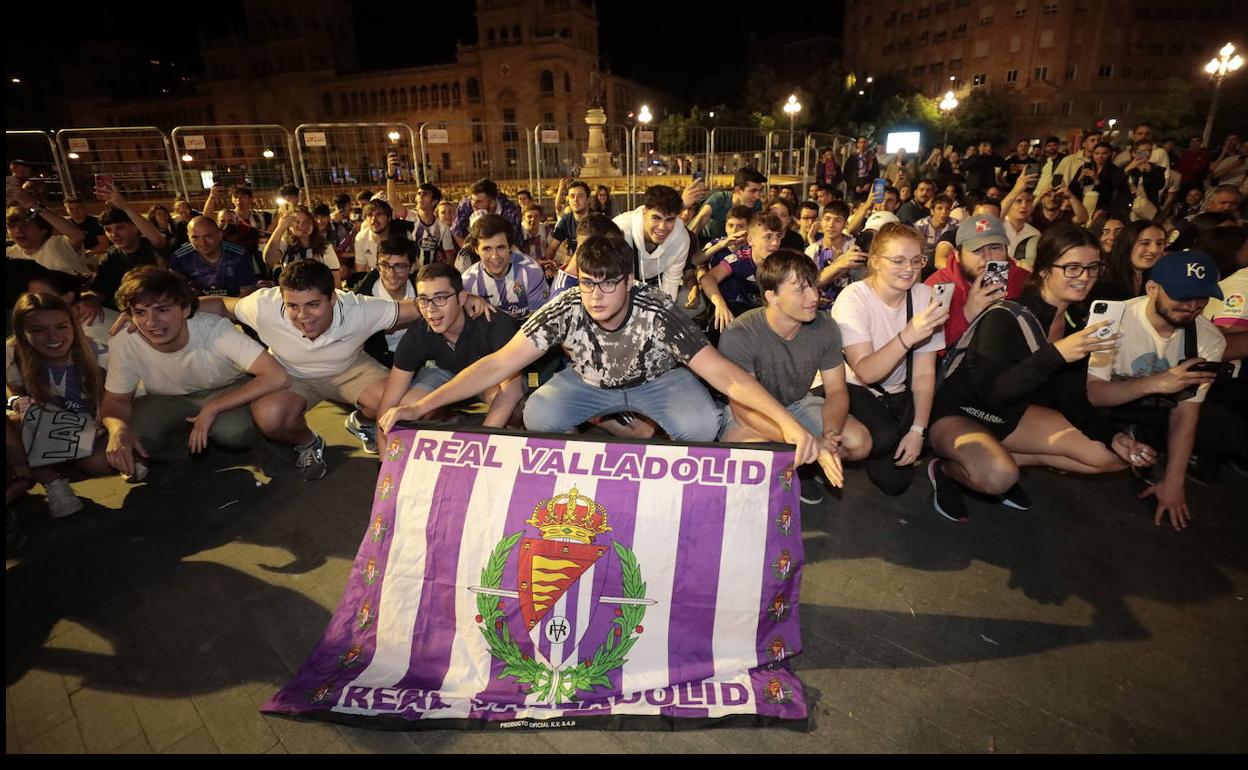 Celebración de la afición del Real Valladolid por el ascenso a Primera División, en la plaza Zorrilla.