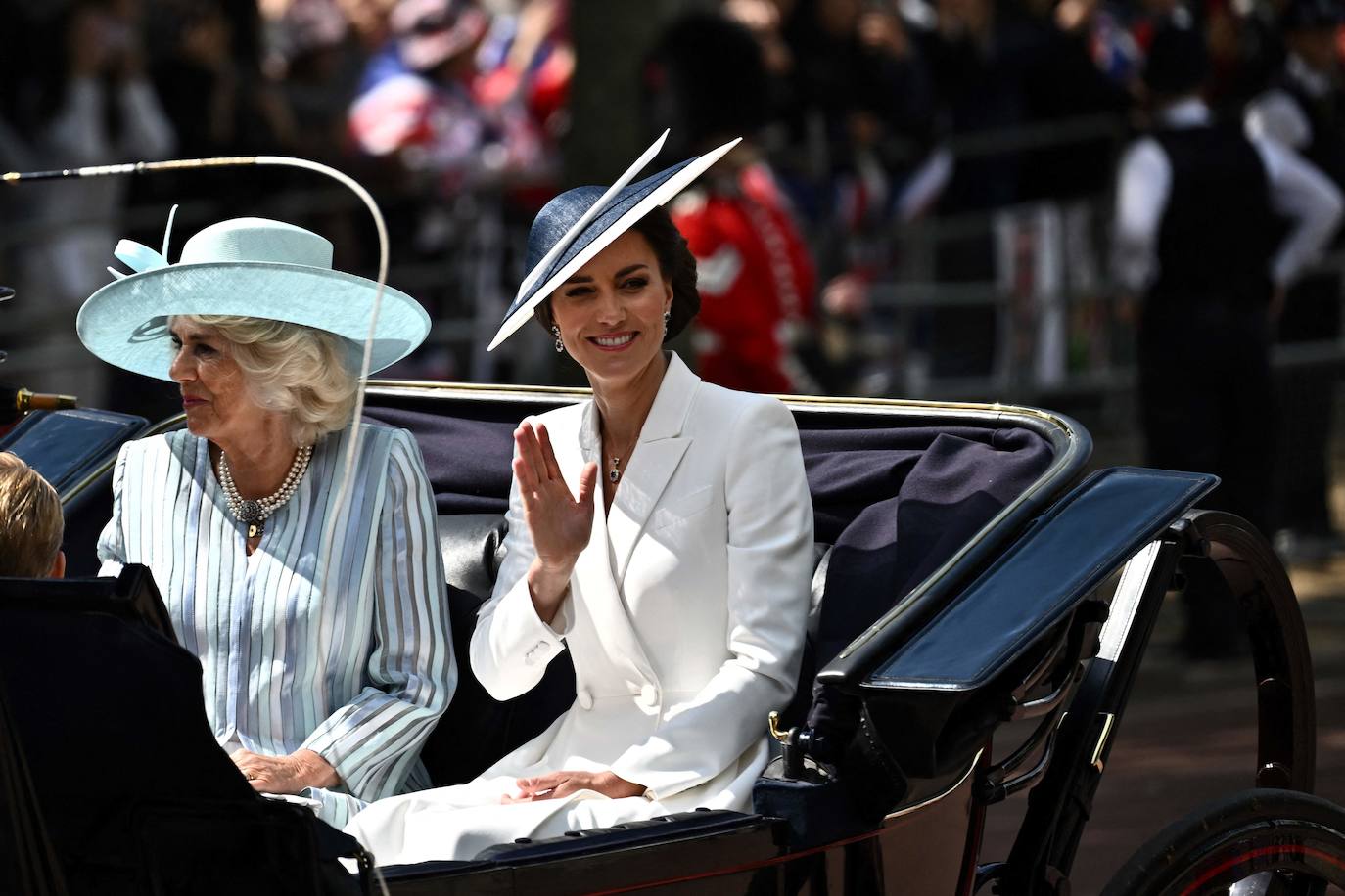 2 de junio Las duquesas de Cornualles y Cambridge, en coche de caballos.