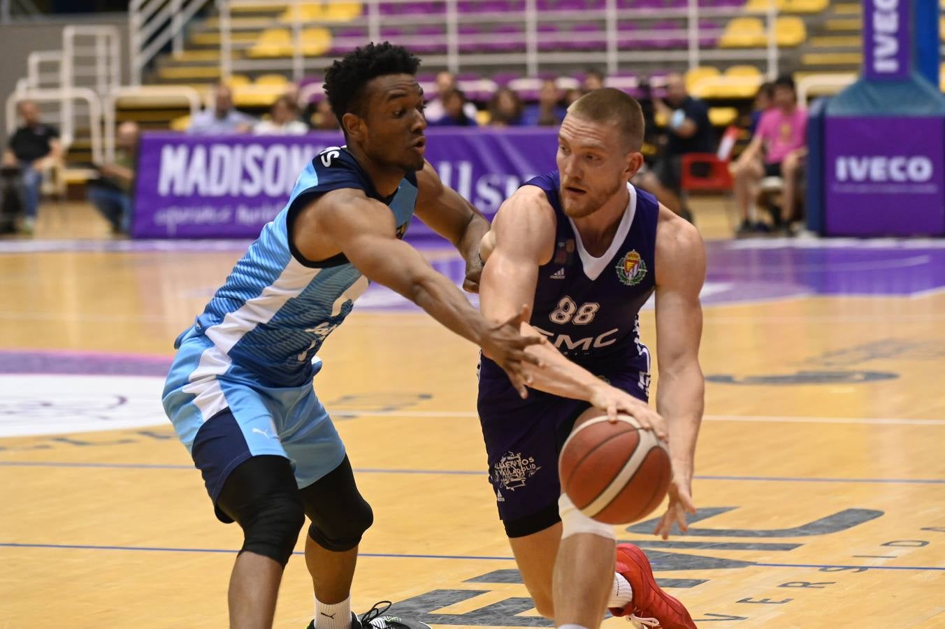 Fotos: Victoria del Real Valladolid Baloncesto ante el Estudiantes (67-54)