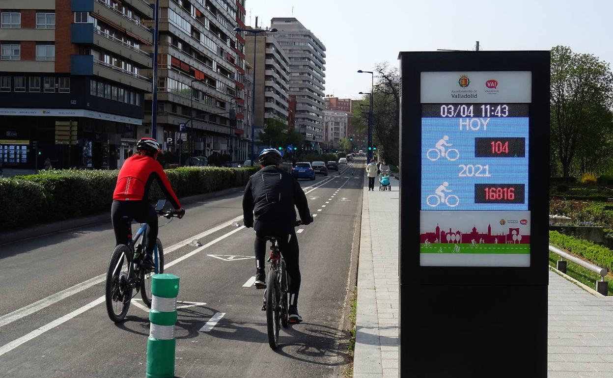 Ciclistas por el carril bici en Isabel la Católica. 