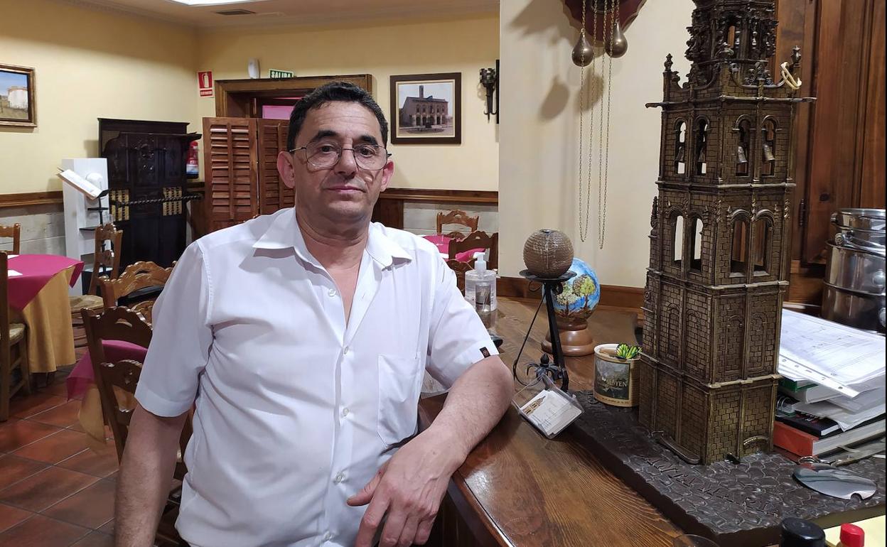 Luis Santamaría, en el comedor de su restaurante en Medina de Rioseco. 