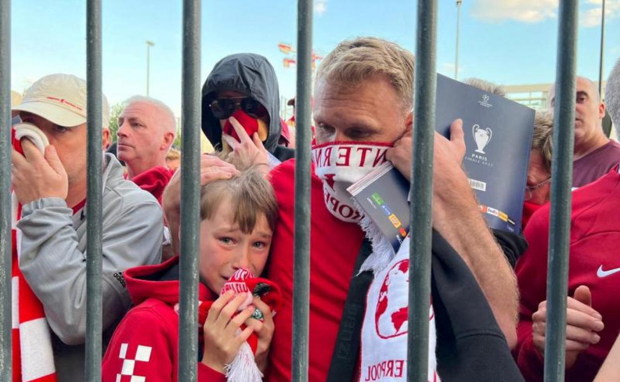 Aficionados 'reds' sin poder entrar a la final del Stade de France. 