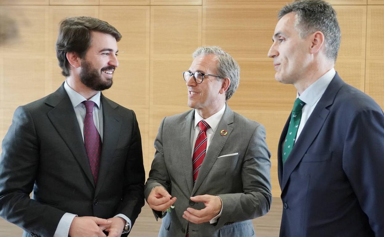 El vicepresidente de la Junta conversa con el consejero de Industria, Comercio y Empleo, en la toma de posesión del vicepresidente de esa consejería.