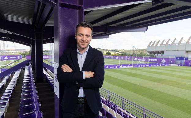 Fran Sánchez, director deportivo del Real Valladolid, posa en la grada de los Anexos del estadio. 