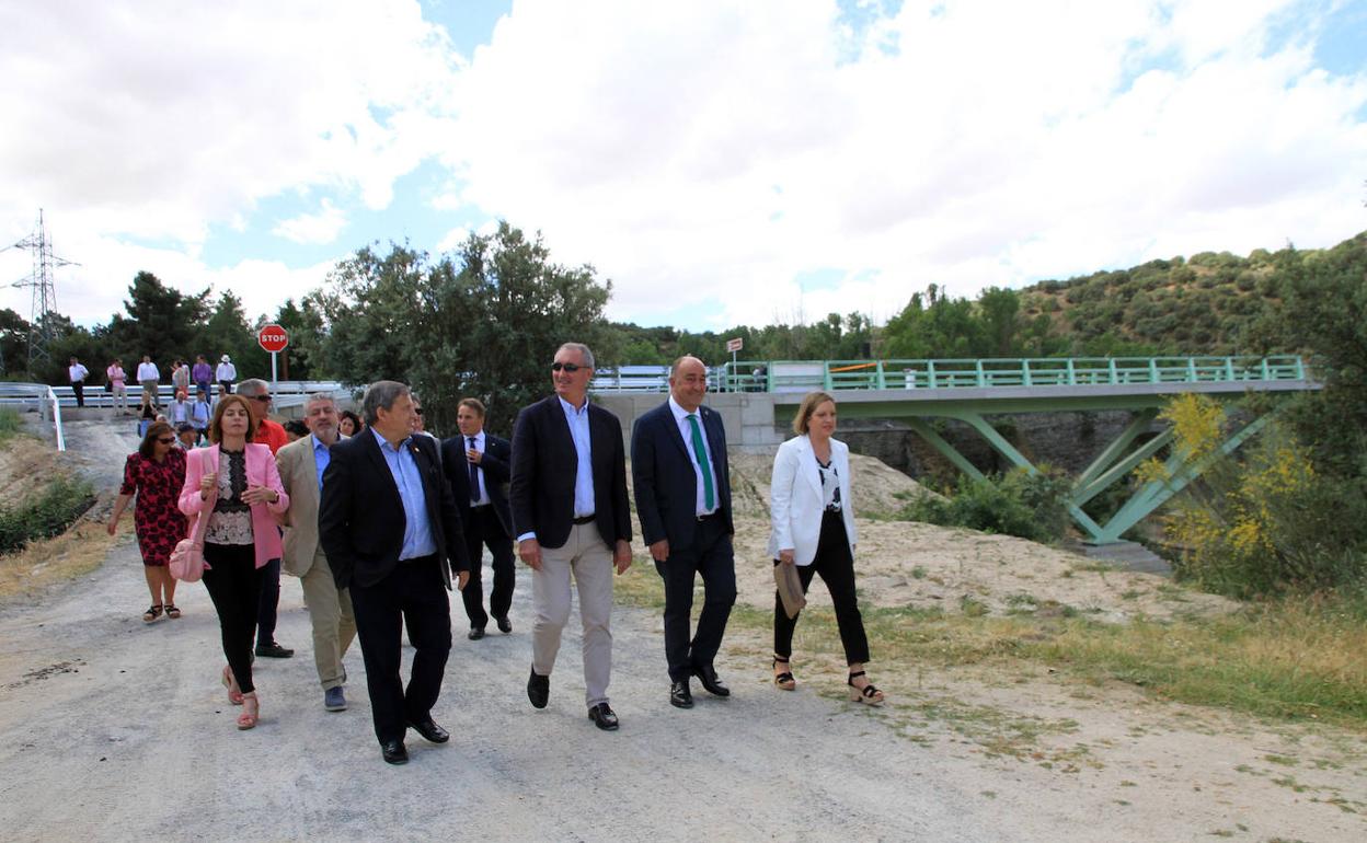 Las autoridades pasean por la zona para contemplar el nuevo puente.