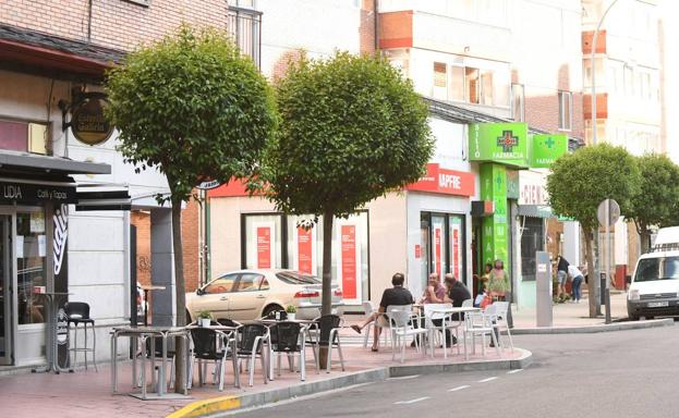 Bar Jamay y farmacia de la calle Silio, donde el coleccionista de robos ha asaltado recientemente.