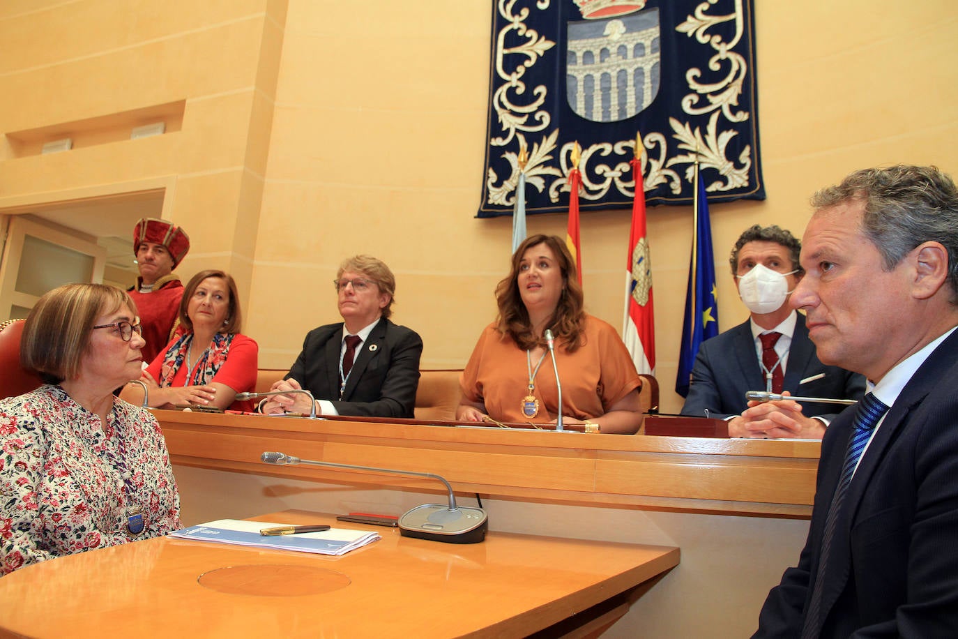 Pleno celebrado en el Ayuntamiento de Segovia para elegir como nueva alcaldesa a Clara Martín.