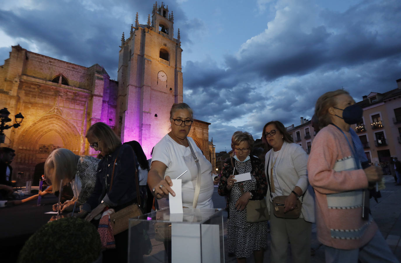 Fotos: &#039;La noche de las velas&#039; festeja los 700 años de la Catedral de Palencia